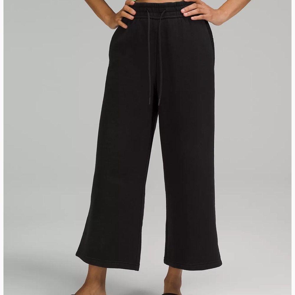 Lululemon wide leg cropped 23” HR pant. Size 4.